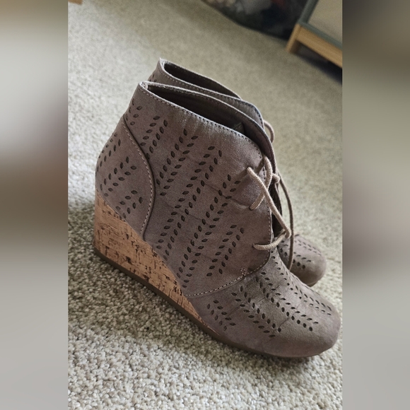 Brown Wedge Shoes with Textured Detailing - Picture 1 of 2